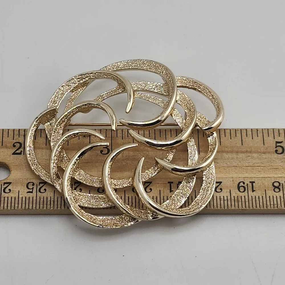 Vintage Sarah Coventry big gold tone‎ flower brooch